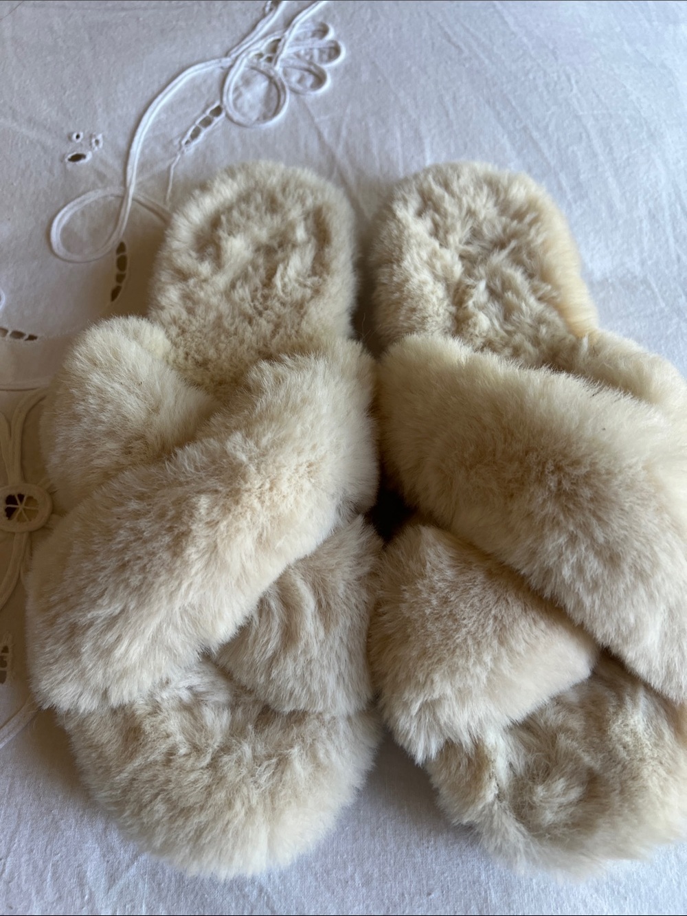 Cozy Cream Faux Fur Cross-Band Slippers